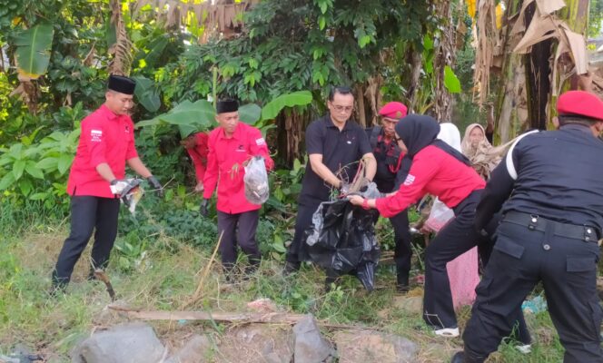 
Dari Upacara ke Kerja Bakti, PDIP Jember Praktikkan Gotong Royong Lewat Aksi Bersih Sampah