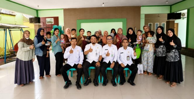
Kelurahan Kraksaan Wetan Salurkan PMT Lokal untuk Balita dan Ibu Hamil KEK