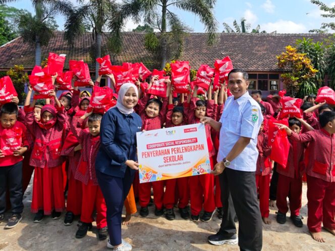 
MPM Honda Jatim Salurkan Perlengkapan Sekolah dan Edukasi Safety Riding bagi Siswa SDN Pagowan 1 Lumajang