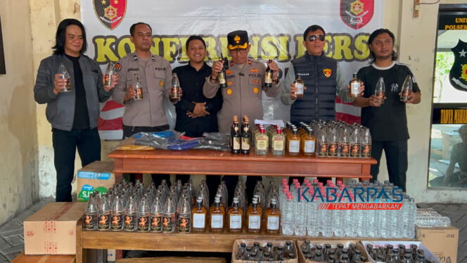 
Jual Miras Ilegal via Online, Sepasang Kekasih Diciduk Polisi di Exit Tol Pasuruan