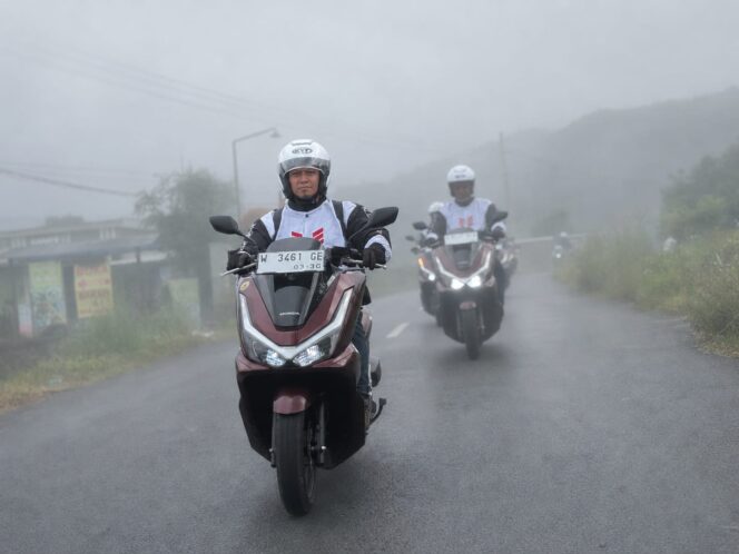 
Kabut Menghalangi Pandangan? Terapkan Teknik Berkendara Aman Saat Mengendarai Motor Matic