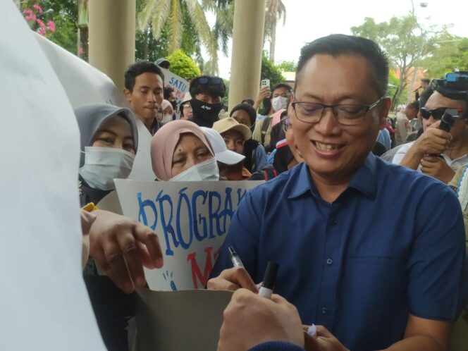 
Bukan Demo Biasa, Ahmad Halim Mendadak Jadi Rebutan Tanda Tangan Emak-emak di Gedung DPRD Jember 