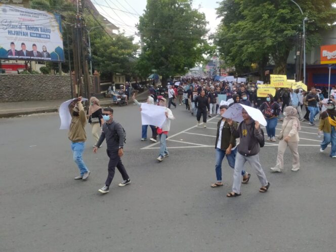 
Long March 10 Ribu Warga Jember Dukung MBG, Minta Pemerintah Perbaiki Tata Kelola Bukan Hentikan Program 
