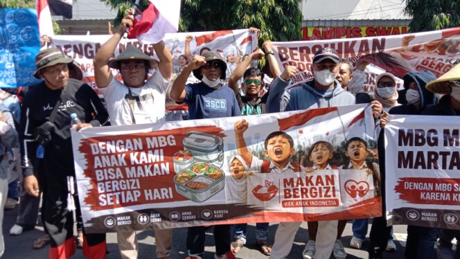 
Aksi Massa Dukung MBG Berlanjut Datangi Kantor DPRD Trenggalek