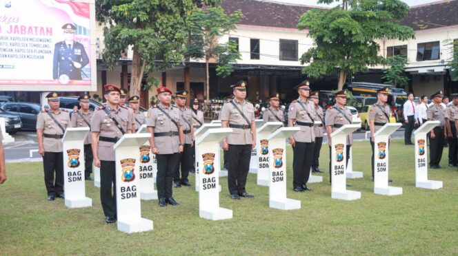 
Kapolres Jombang Pimpin Sertijab Rotasi Kasat Reskrim dan Sejumlah Kapolsek Jajaran