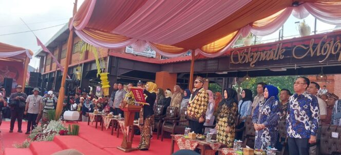 
Kirab Budaya Mojo Bangkit berlangsung Spektakuler, Menjadi Rangkaian HUT ke-108 Kota Mojokerto