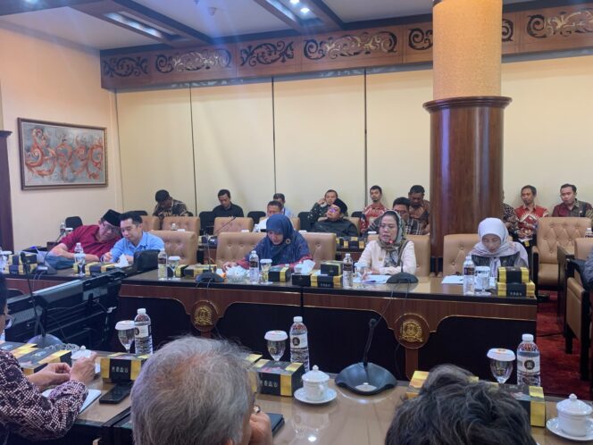 
35.680 Guru ASN Jatim Belum Terima THR & Gaji ke-13 Rp274 Miliar, Pemprov Diminta Kejar DAU ke Pusat