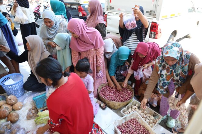 
Pasar Murah Terintegrasi Jember Tekan Harga Pangan, Warga Tanggul Serbu Komoditas Bersubsidi