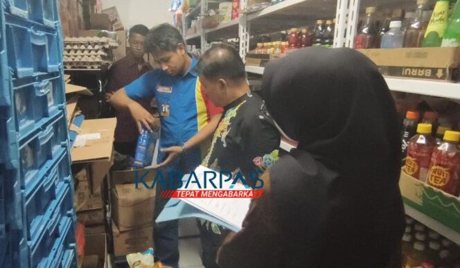 
Sidak Indomaret & Swalayan di Kota Pasuruan, Disperindag Temukan Kemasan Rusak dan Gudang Tak Sesuai Standar