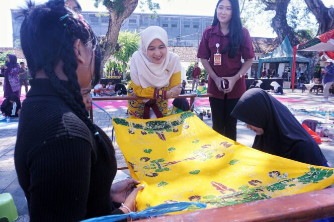 
Bunda Ani Firdaus Ajak Generasi Muda Jadi Penerus Pelestari Batik Kota Pasuruan