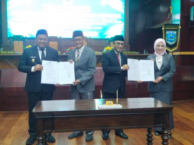 
Perkuat Tata Kelola dan Kesejahteraan, Pemkab-DPRD Probolinggo Sepakati 3 Raperda