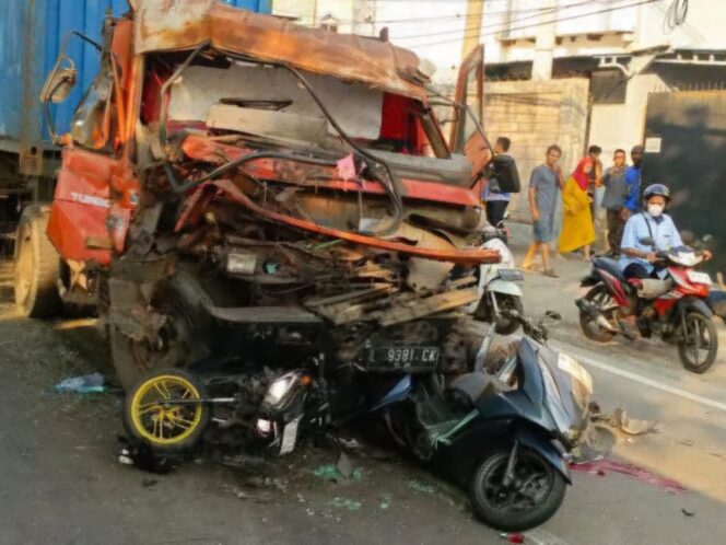 
Rem Blong di Patung Sapi Pandaan, Kontainer Gilas Lima Motor, Tiga Nyawa Melayang