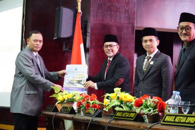 
Tok! Seluruh Fraksi Dewan Sepakati Raperda Pertanggungjawaban APBD Kabupaten Probolinggo 2025