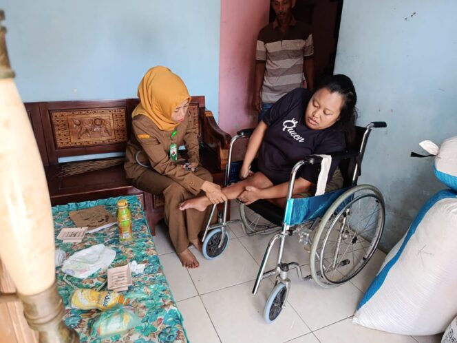
Duduk di Kursi Roda Sejak Bayi, Devi Rasakan Arti Kehadiran Layanan Kesehatan yang Datang ke Rumah