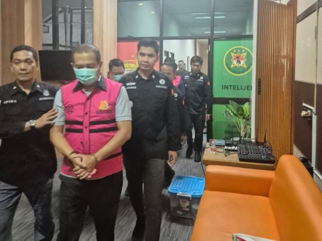 
Beli Kebun Apel Pakai Duit Pungli PTSL, Kades Wonosari dan Dua Pengurus Pokmas Dijebloskan ke Rutan