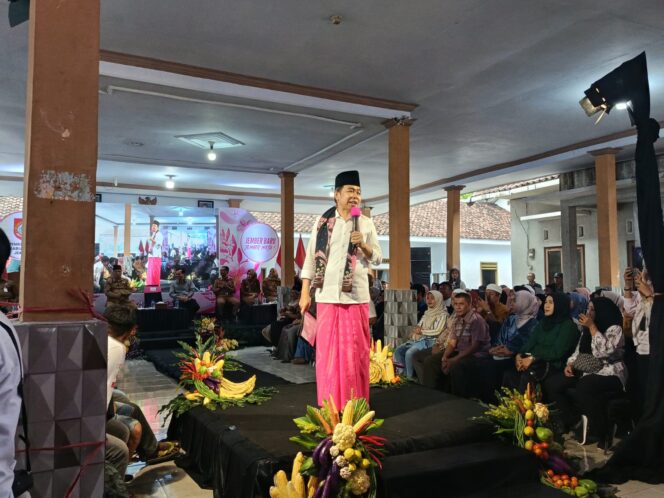 
Bunga Desaku di Pakusari, Bupati Fawait Gandeng Mlijo Sebarkan Program dan Tegaskan Bantuan Tak untuk Dijual