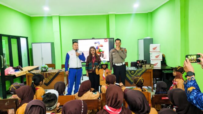 
Hari Anak Nasional, MPM Honda Jatim Ajak Siswa Budayakan #Cari_Aman Sejak Dini