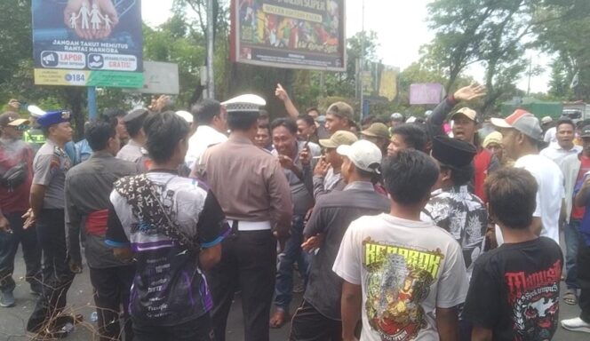 
Empat Jam Lebih Warga Blokade Jalur Pantura Pasuruan