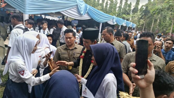 
Temui Pelajar SMPN 1 Tanggul, Fawait Tekankan Pentingnya Pendidikan dan SDM