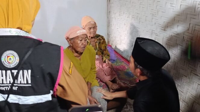 
Hidup Berdua di Usia Senja, Dua Lansia di Tanggul Dikunjungi Bupati Fawait saat Bunga Desa 