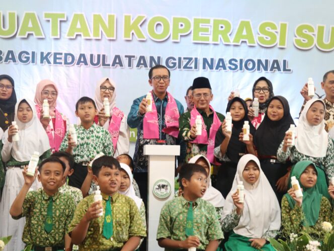 
Kandungkan Gizi Terbaik untuk Anak Bangsa, KUTT Suka Makmur Grati Gelar Penguatan Koperasi Susu Bersama Kemenkop