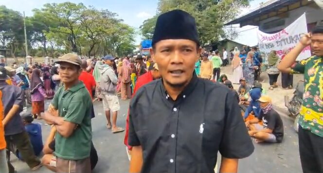 
Warga Blokade Jalur Pantura Dipicu Peluru Nyasar