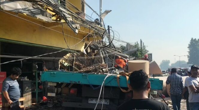 
Laka Maut Pasuruan: Truk Tronton Sasak Sejumlah Kendaraan dan Bangunan, 4 Orang Tewas