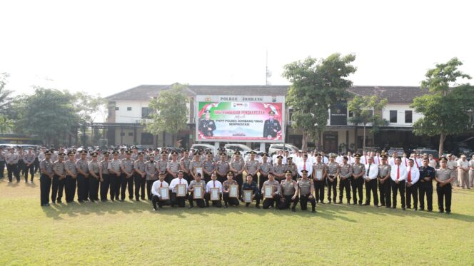 
Kapolres Jombang Berikan Reward kepada Personel Berprestasi dan Dedikasinya dalam Pelaksanaan Tugas