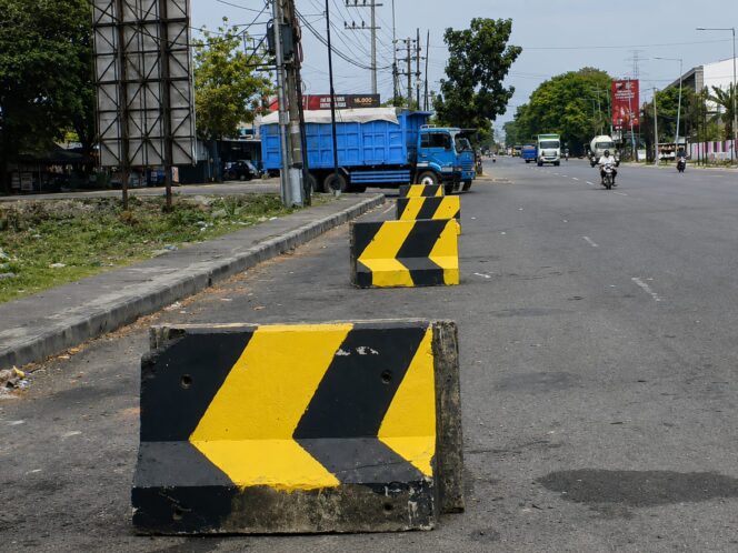 
Dishub Pasang 10 Barrier Beton, Tutup Ruang Parkir Liar Truk di Bundaran Apollo