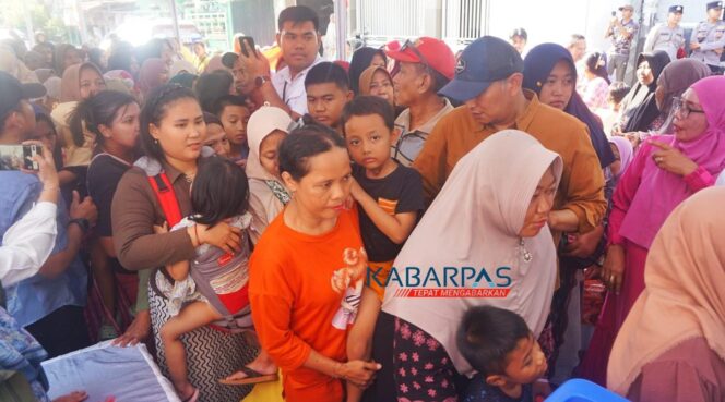 
Ratusan Emak-Emak Serbu Pasar Murah di Pasuruan