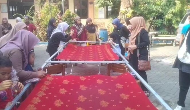 
Unik, Ratusan Wali Murid SDN Randusari Buat Kain Batik Sendiri untuk Seragam Sekolah Anak