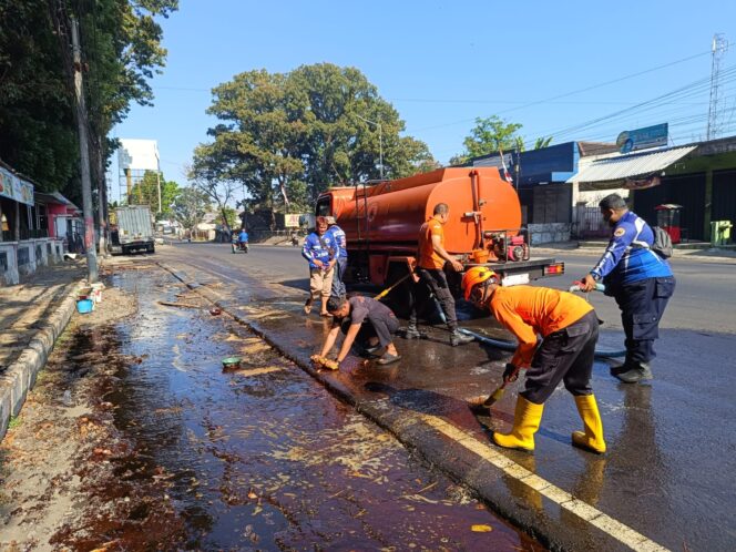 
Tetes Tebu Berceceran di Jalan Brawijaya Jember, Empat Pengendara Motor Terpeleset 