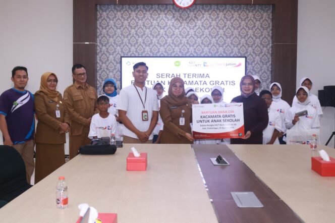
Bank Jatim Cabang Kraksaan Salurkan Bantuan Kacamata Gratis untuk 13 Anak Sekolah