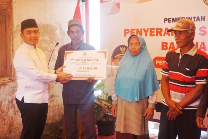 
Wali Kota Pasuruan Serahkan Bansos RTLH, Dorong Terwujudnya Rumah Sehat dan Layak Huni