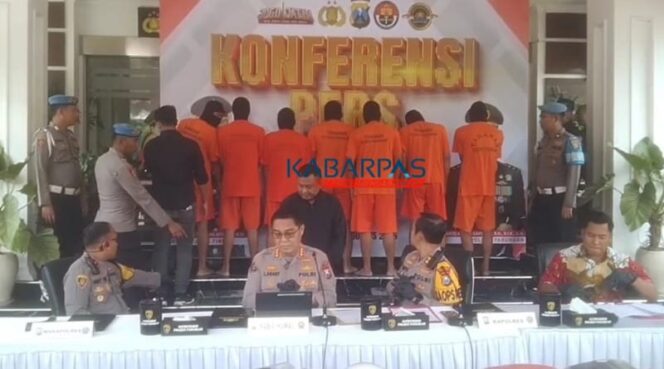 
Polda Jatim Tetapkan 7 Tersangka Aksi Pengeroyokan dan Perusakan Mobil Polisi di Pasuruan