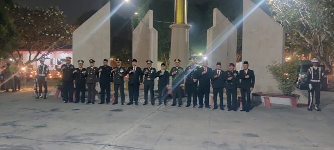 
HUT Kemerdekaan RI ke-81, Forkopimda Mojokerto Raya Gelar Apel Kehormatan dan Renungan Suci di TMP Gajah Mada