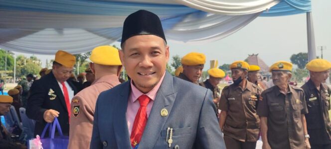 
Momen Tak Biasa di Jember, Pejabat Berdiri di Bawah Terik Matahari saat HUT RI