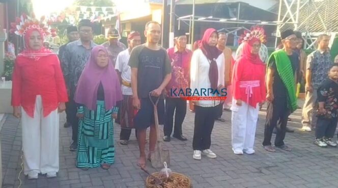 
Tak Gentar Terik Matahari, Puluhan Lansia di Pasuruan Semangat Gelar Upacara HUT RI ke-81 Berbusana Petani