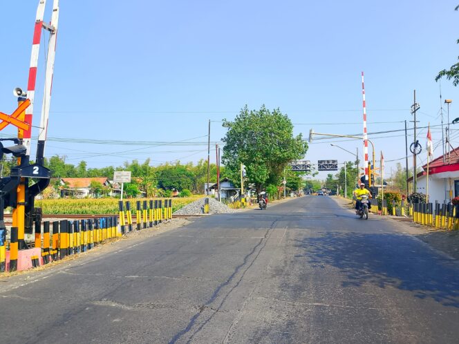 
KAI Daop 9 Jember Perkuat Keselamatan Perlintasan, Terapkan Teknologi Beton CLC