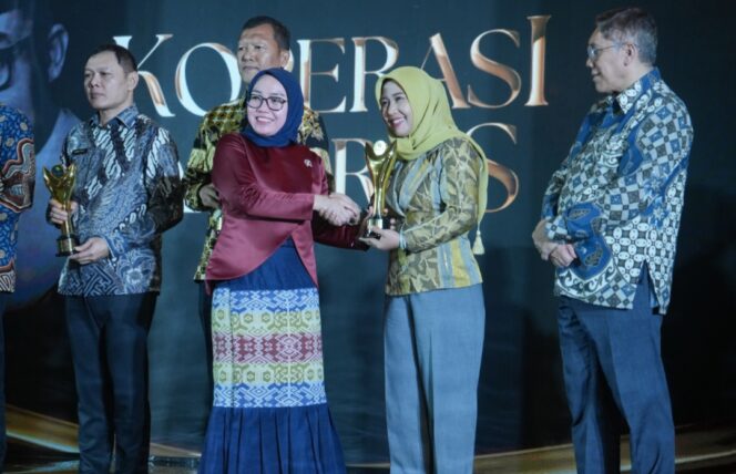 
Ning Ita Raih Penghargaan dari Menkop RI, Penggerak Koperasi Terbaik Tingkat Nasional