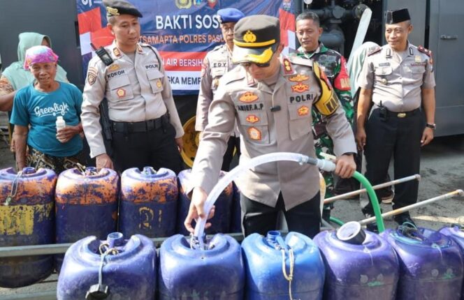 
Peringati HUT ke-81 RI, Polres Pasuruan Kota Salurkan Bantuan Air Bersih untuk Warga