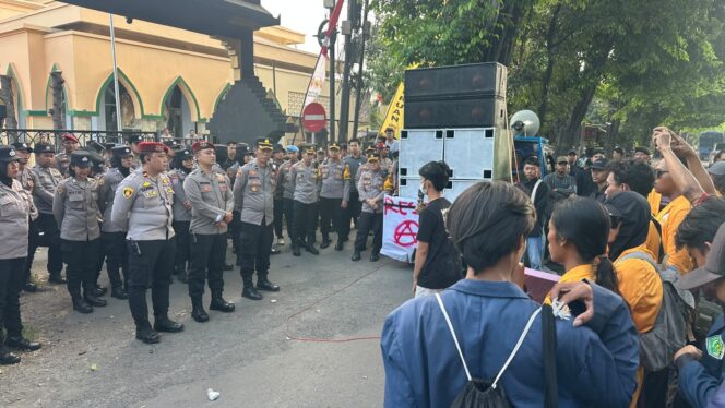 
BEM Pasuruan Raya Geruduk Mapolres dan DPRD Pasuruan, Kawal Kasus Tewasnya Warga Beji