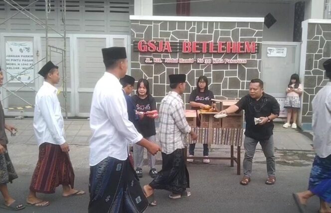 
Wujud Toleransi, Umat Kristen di Pasuruan Bagikan Ratusan Makanan dan Minuman Gratis untuk Jemaah Haul KH Abdul Hamid
