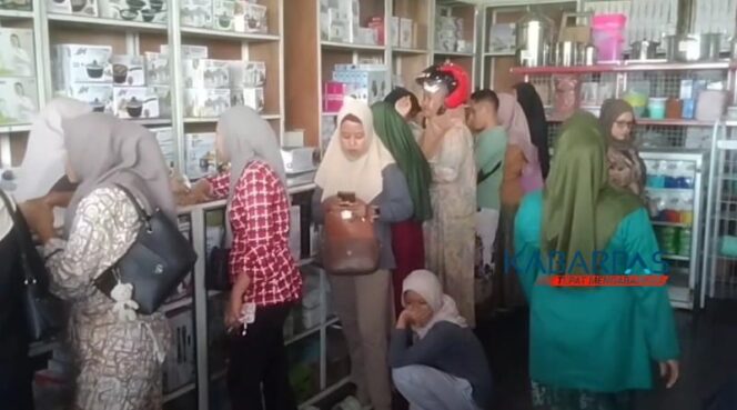 
Jelang Peringatan Maulid Nabi, Toko Pecah Belah di Pasuruan Diserbu Emak-Emak