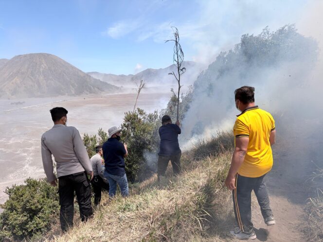 
Karhutla Bromo Terbakar Lagi, Polres Probolinggo dan Tim Gabungan Terus Jinakan Api