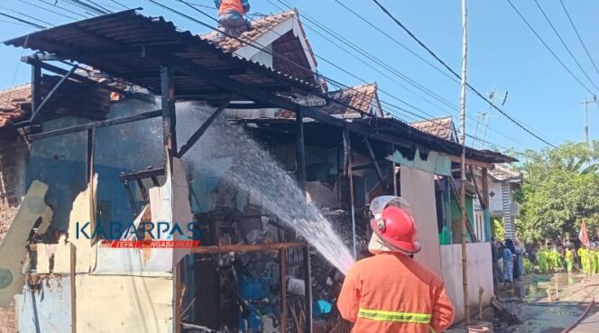 
Diduga Korsleting Listrik, Rumah Warga di Rejoso Pasuruan Terbakar
