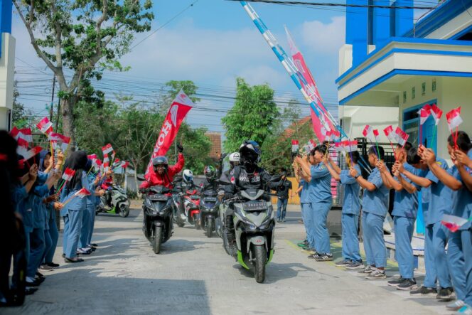 
Blogger dan Vlogger Nasional Intip Pendidikan Vokasi Honda di SMK Muhammadiyah 2 Genteng