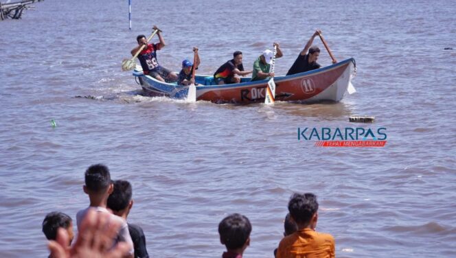 
Lomba Dayung Tradisional di Pesisir Kota Pasuruan Meriahkan HUT ke-81 RI 