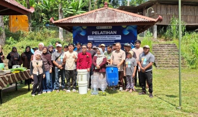 
Petani Kopi Desa Dayurejo Dilatih Mengolah Limbah Organik dan Limbah Ternak Menjadi Pupuk Organik