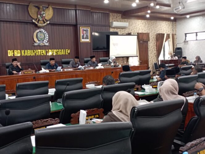 
Fraksi-Fraksi DPRD Trenggalek Tanggapi Dua Raperda, Dana Cadangan Pilkada 2029 Dianggarkan Bertahap